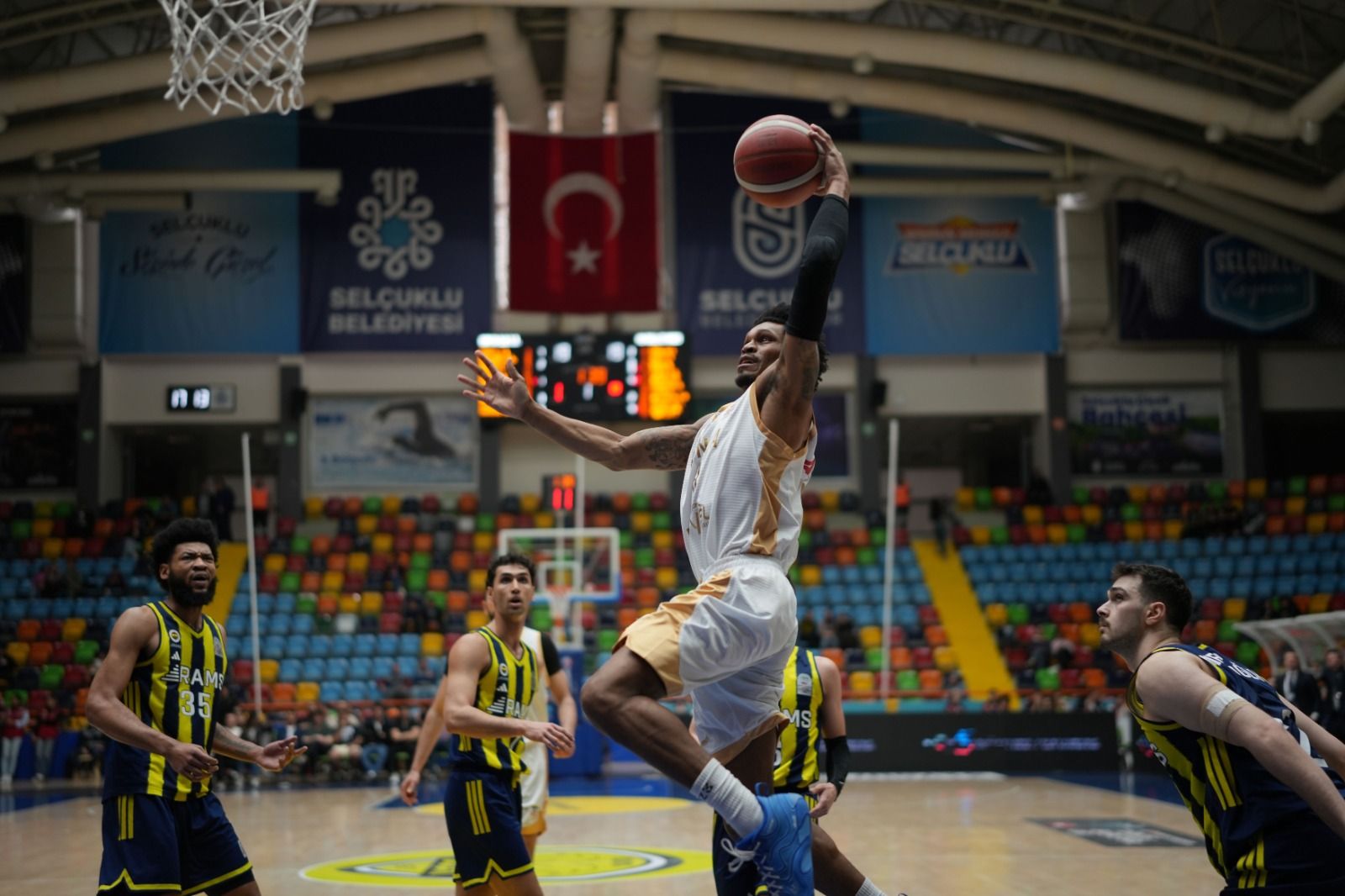 KONYA BÜYÜKŞEHİR BELEDİYESPOR FENERBAHÇE KOLEJİ’Nİ FARKLI YENDİ
