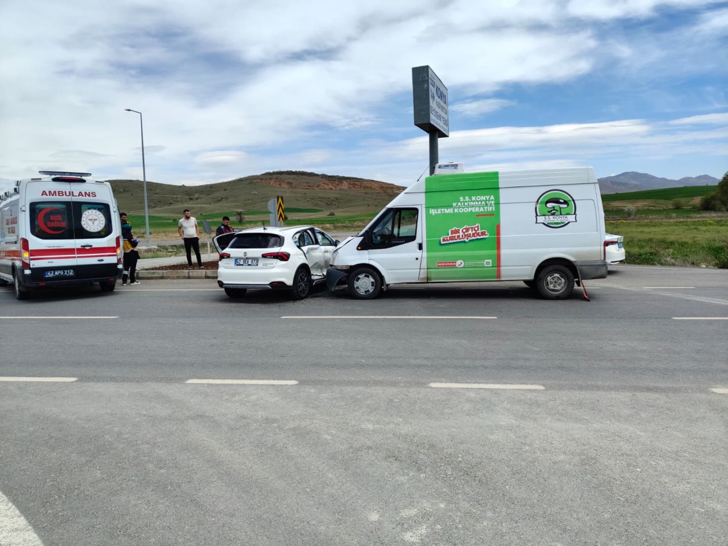 KONYA’DA MİNİBÜS İLE OTOMOBİL ÇARPIŞTI: 4 YARALI