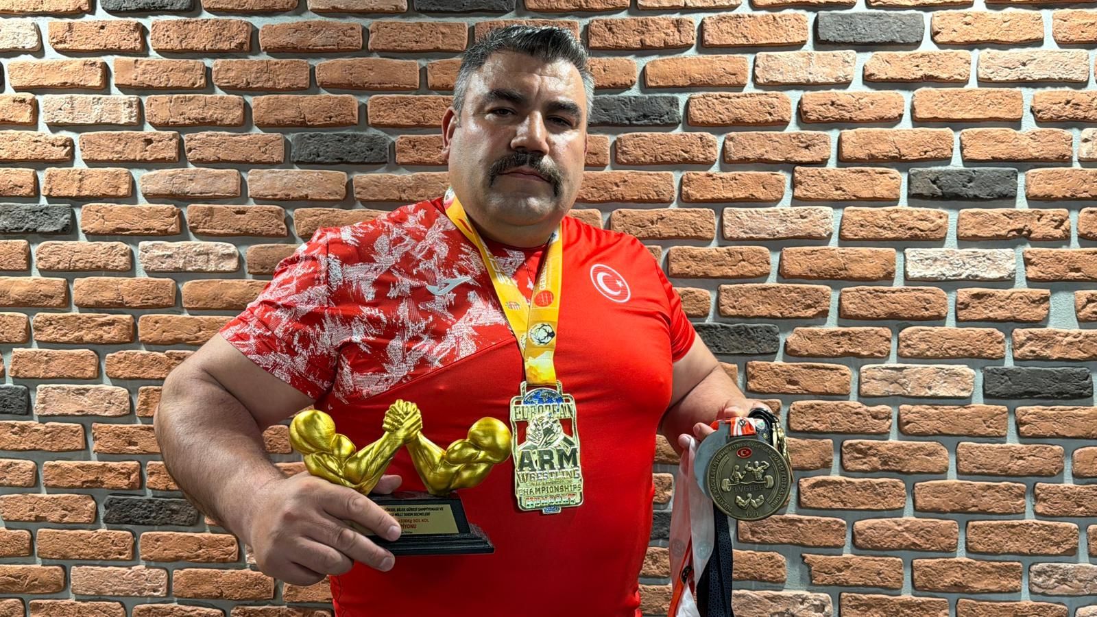 KONYALI MİLLİ  GÜREŞÇİNİN BİLEĞİ BÜKÜLMÜYOR