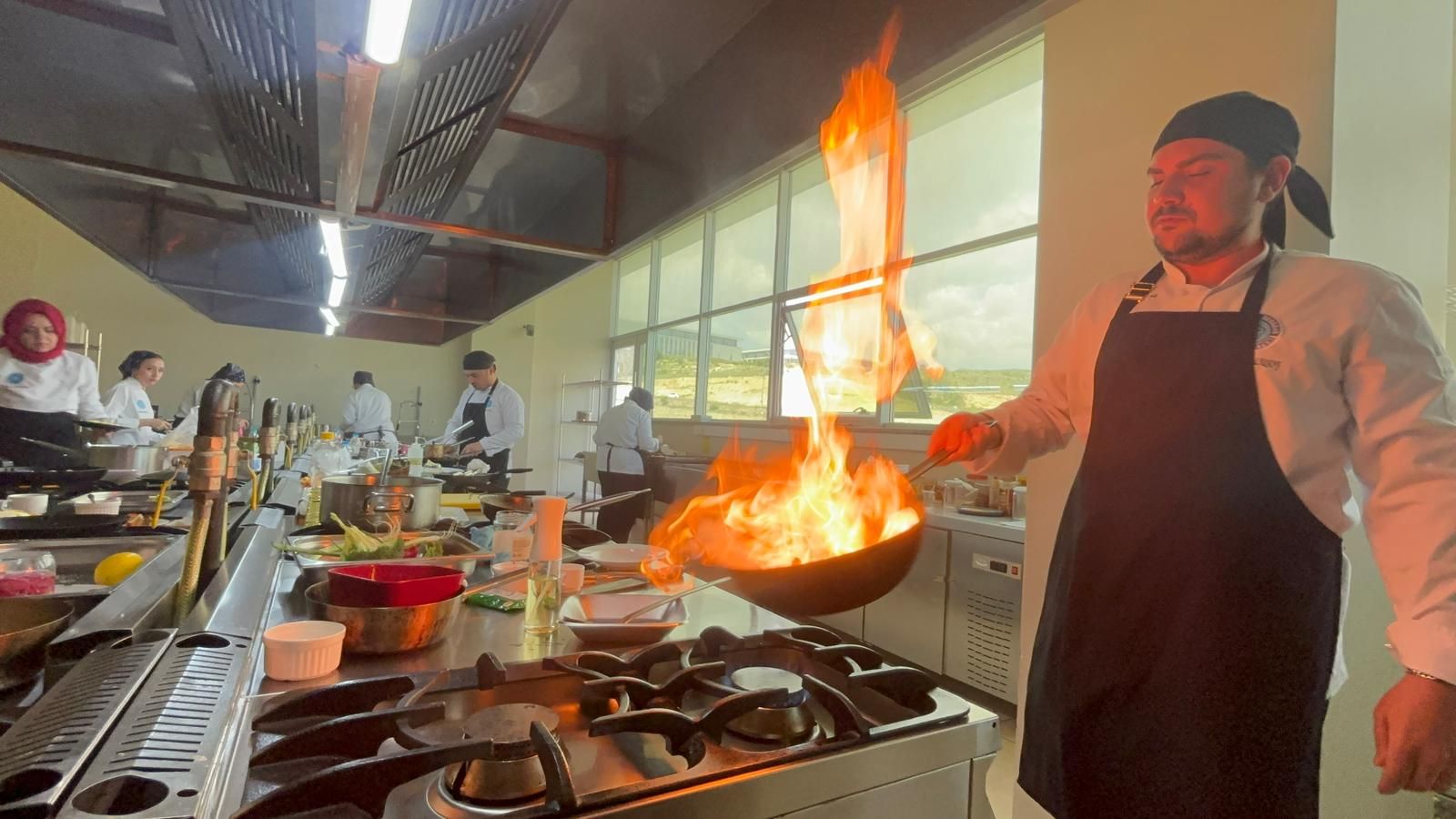 KONYALI ŞEF GASTRONOMİ DÜNYASINDA TÜRK DİLİNİN MUHAFIZLIĞINI YAPIYOR