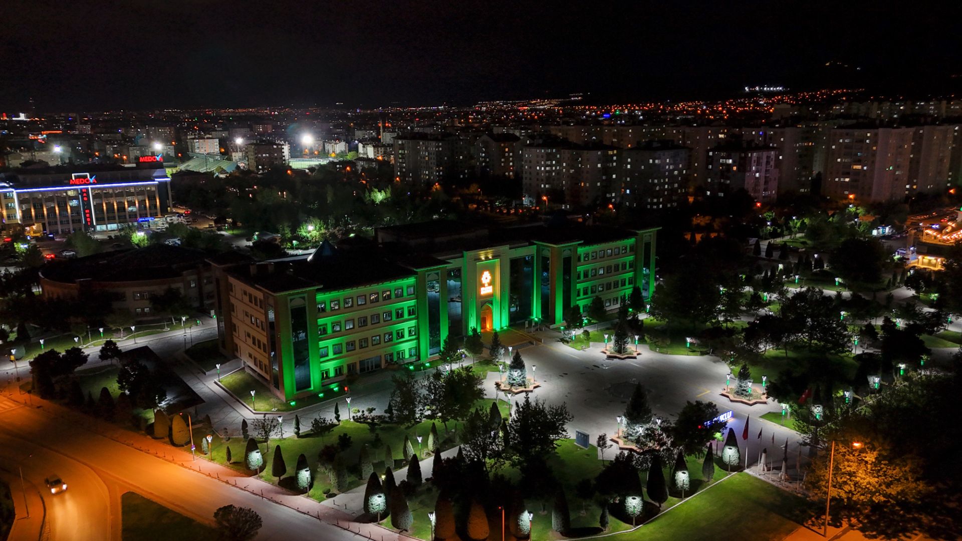 SELÇUKLU BELEDİYESİ YEŞİL-BEYAZ RENKLERE BÜRÜNDÜ