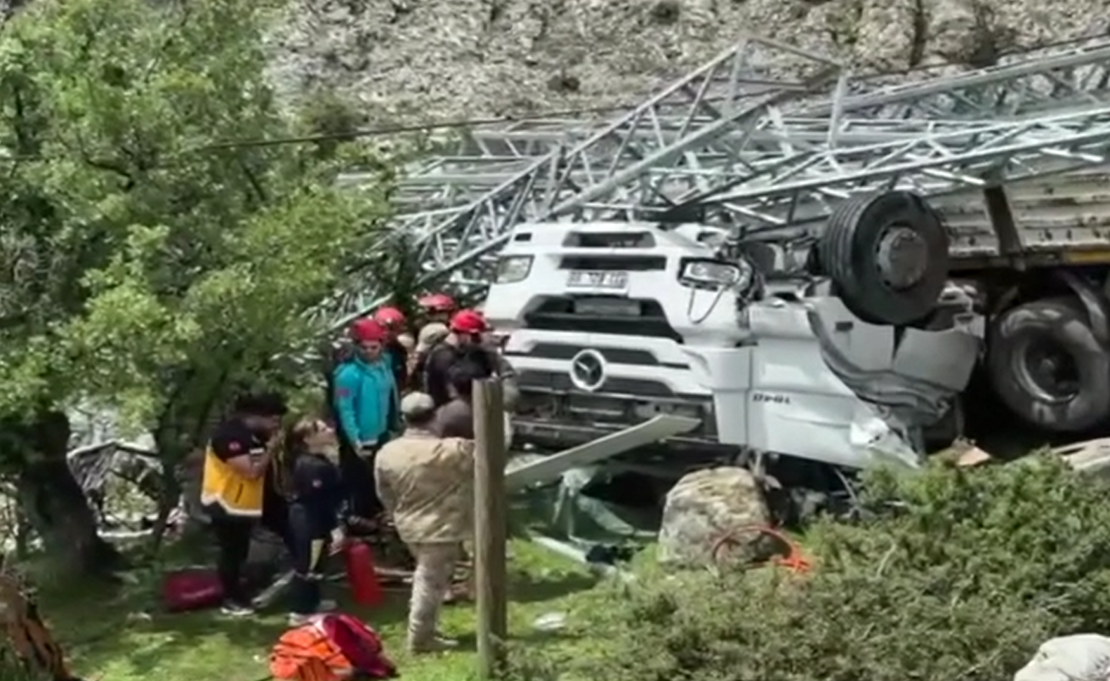 ŞIRNAK’TA ŞARAMPOLE DEVRİLEN TIRDA SÜRÜCÜ YAŞAMINI YİTİRDİ