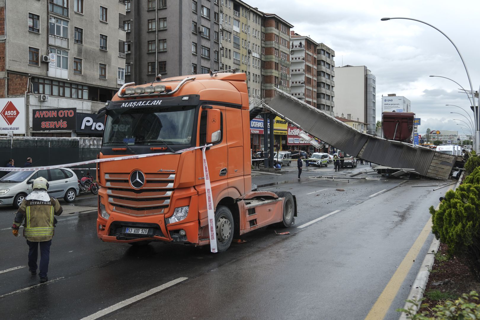 TIR ÜST GEÇİTİ YIKTI