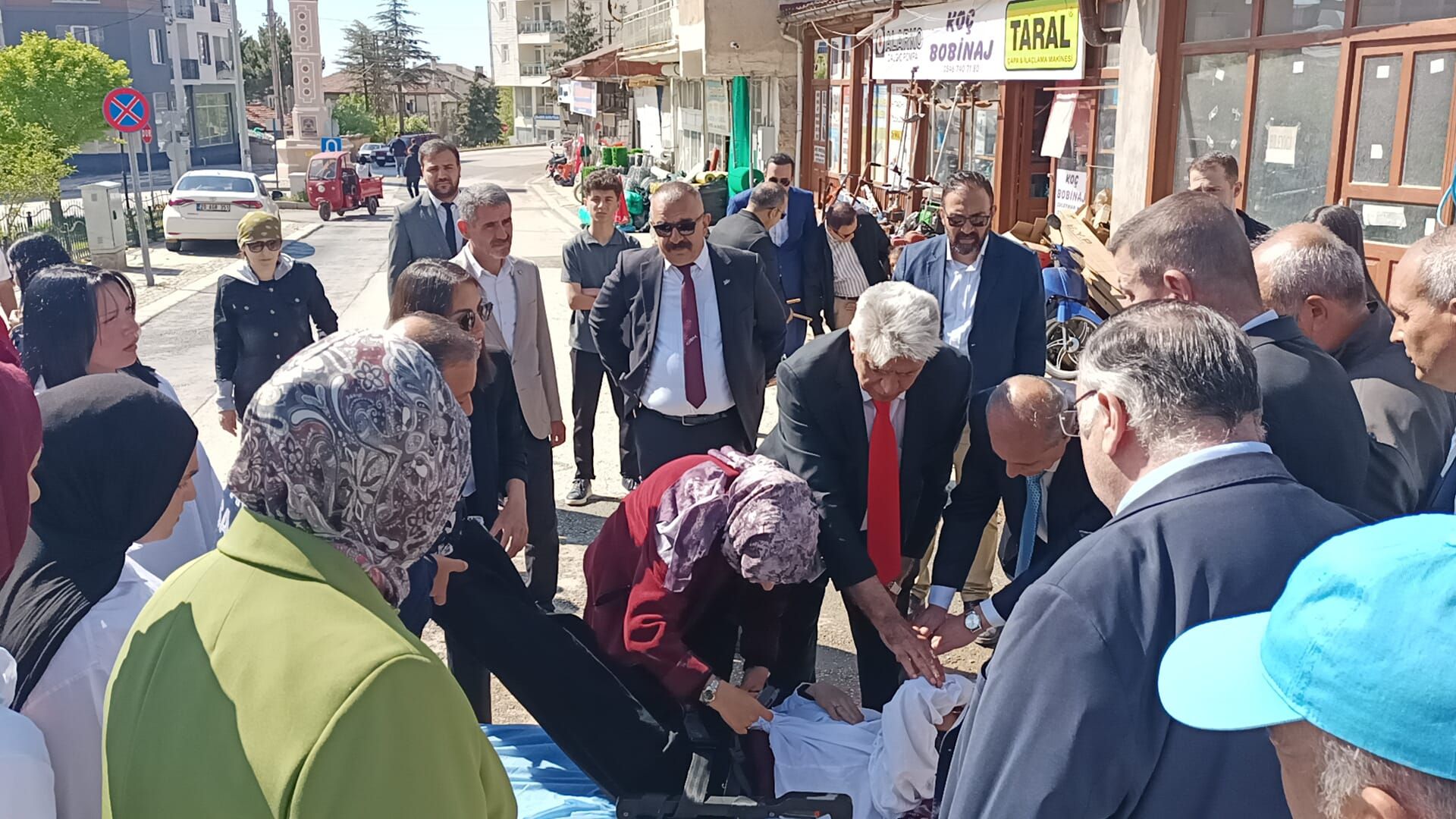 TÖRENDE BAYILAN ÖĞRENCİYE İLK MÜDAHALEYİ BELEDİYE BAŞKANI YAPTI