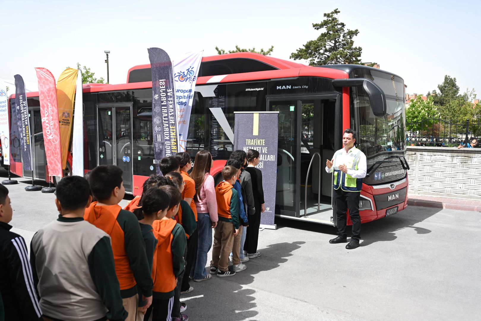 TRAFİKTE NEZAKET PROJESİYLE ÇOCUKLAR BİLİNÇLENİYOR
