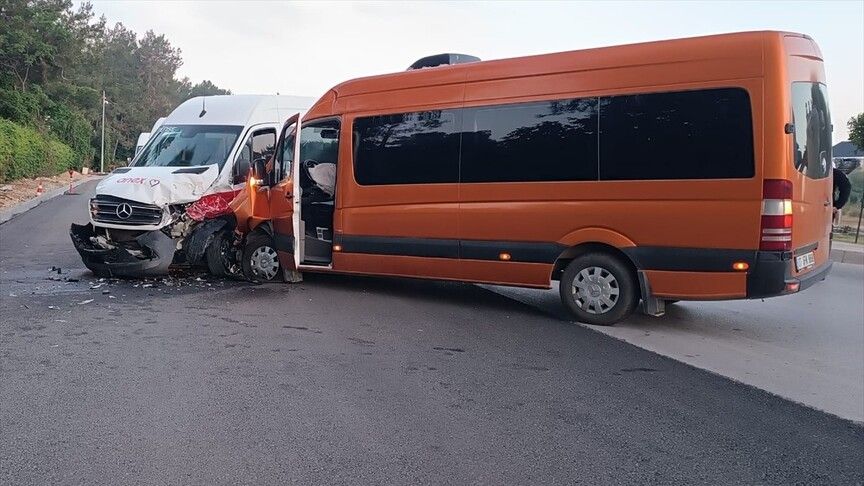 TUR MİNİBÜSLERİ ÇARPIŞTI: 13 TURİST YARALANDI
