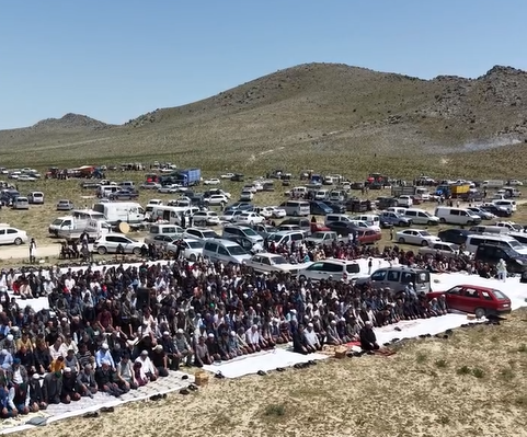 ÜZECEK DAĞINDA BİNLERCE KİŞİ ŞÜKÜR NAMAZI KILDI