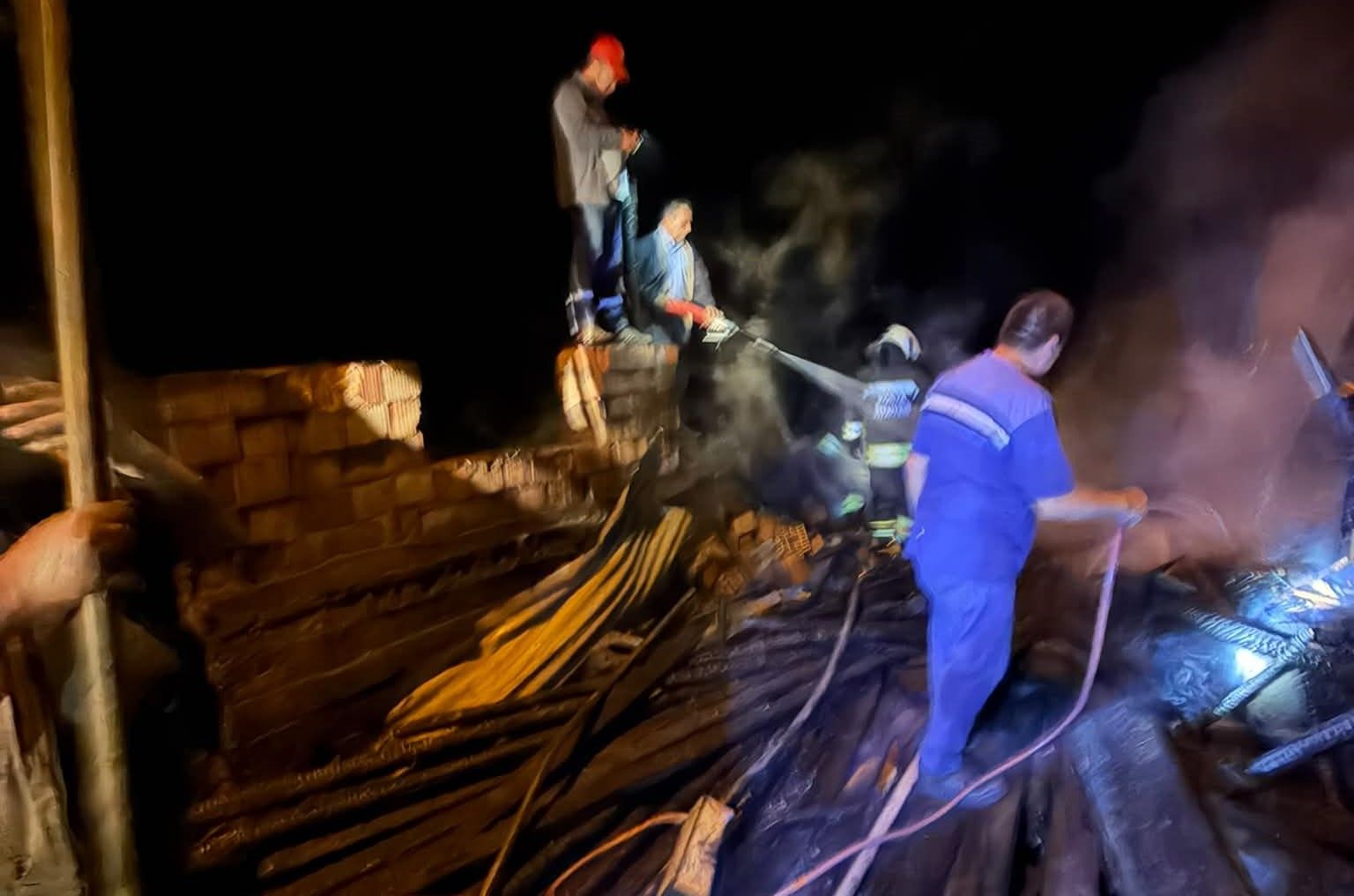 BEYŞEHİR’DE DEPO YANGINI
