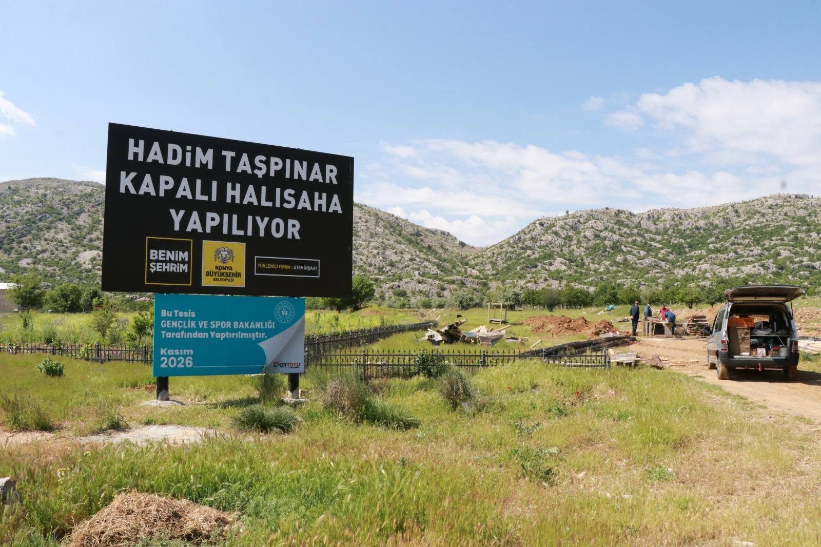 HADİM’DE KAPALI HALI SAHA ÇALIŞMALARI BAŞLADI