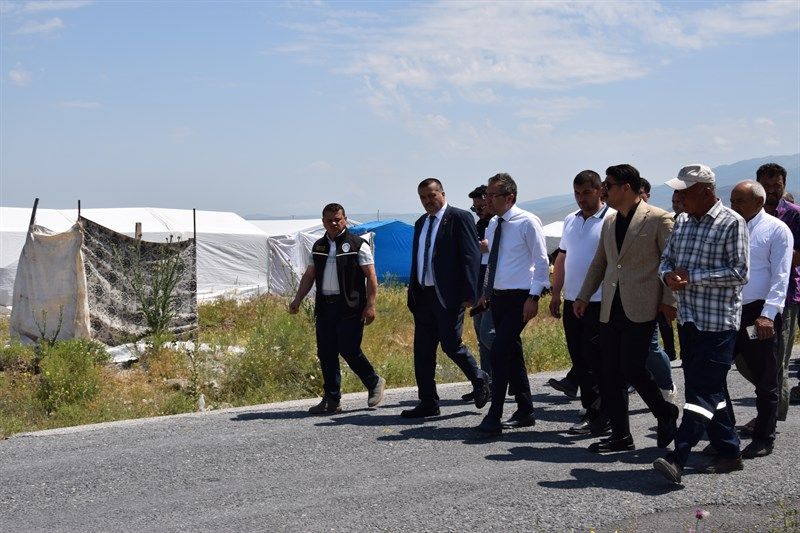 KAYMAKAM ÖZTÜRK VE BAŞKAN ÖNAL’DAN TARIM İŞÇİLERİNE ZİYARET