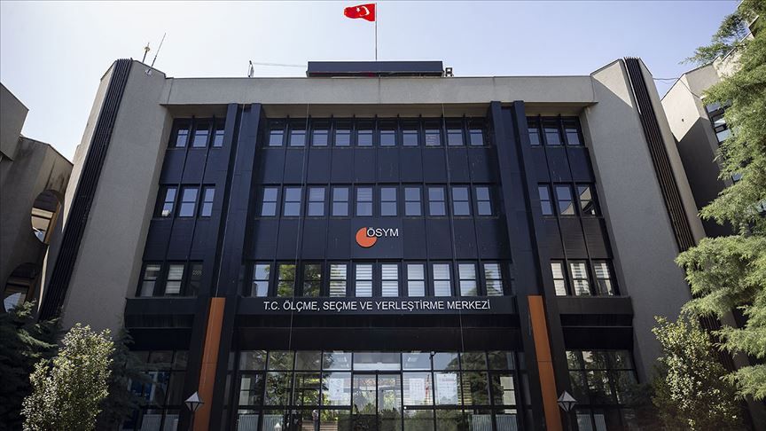 ÖSYM, SINAVA GEÇ KALAN ADAYLARIN GÖRÜNTÜLERİNİ İNCELEMEYE ALDI  